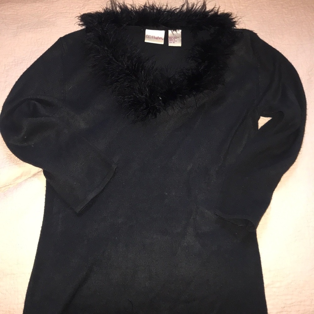 🖤🖤 Beautiful 3/4 length sweater with feathers!!
